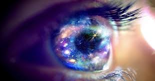 vue de l'iris d'une femme présentant le cosmos
